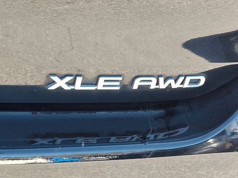 Used 2021 Toyota Highlander XLE image 31