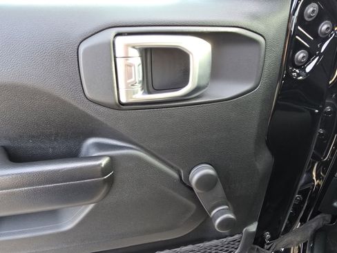 Used 2020 Jeep Gladiator Sport image 21