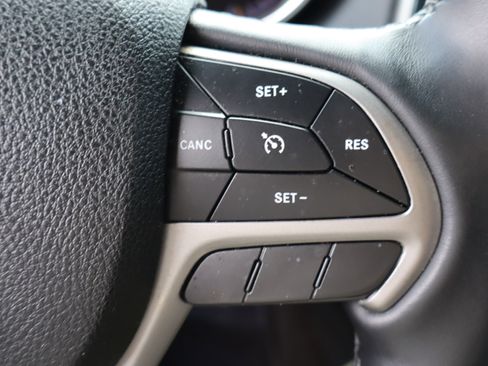 Used 2018 Jeep Grand Cherokee Altitude image 20