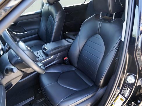 Used 2023 Toyota Highlander XLE image 10