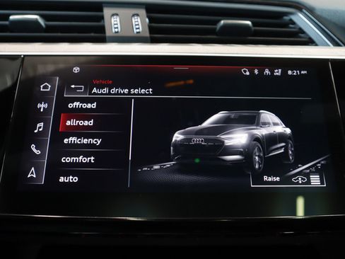 Used 2022 Audi e-tron Premium image 24
