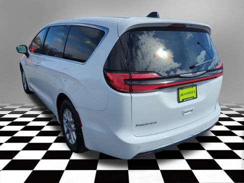 Used 2025 Chrysler Pacifica Select FWD image 5