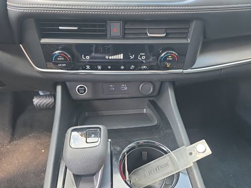 Used 2023 Nissan Rogue SV AWD/4WD image 19