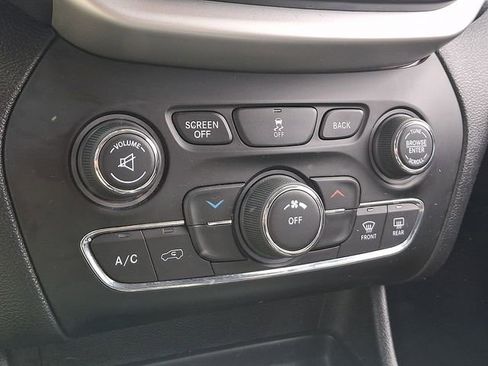 Used 2018 Jeep Cherokee Latitude Plus AWD/4WD image 28