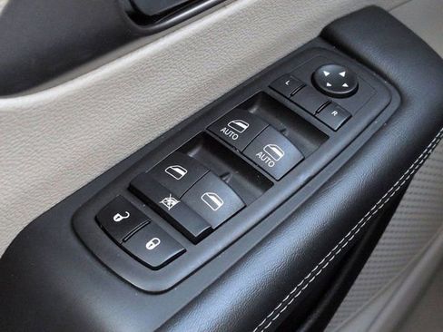 Used 2023 Chrysler Pacifica Touring-L FWD image 22