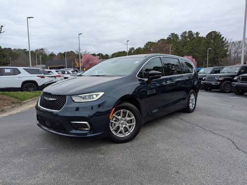 Used 2025 Chrysler Pacifica Select image 1