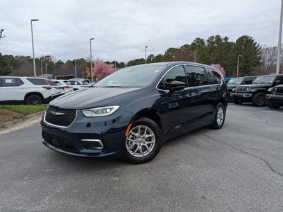 Used 2025 Chrysler Pacifica Select