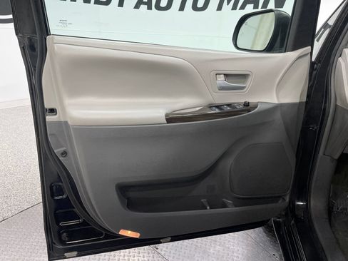 Used 2017 Toyota Sienna XLE w/ XLE Navigation Package FWD image 14