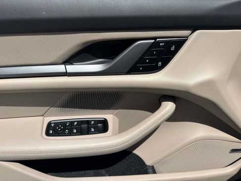Used 2025 Porsche Taycan image 22