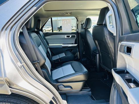 Used 2022 Ford Explorer XLT w/ Equipment Group 202A AWD/4WD image 35
