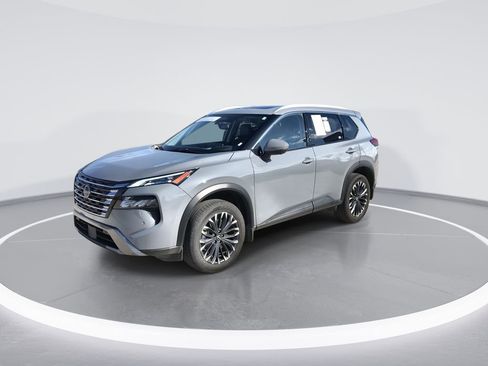 Used 2025 Nissan Rogue SL w/ Tech Package image 4