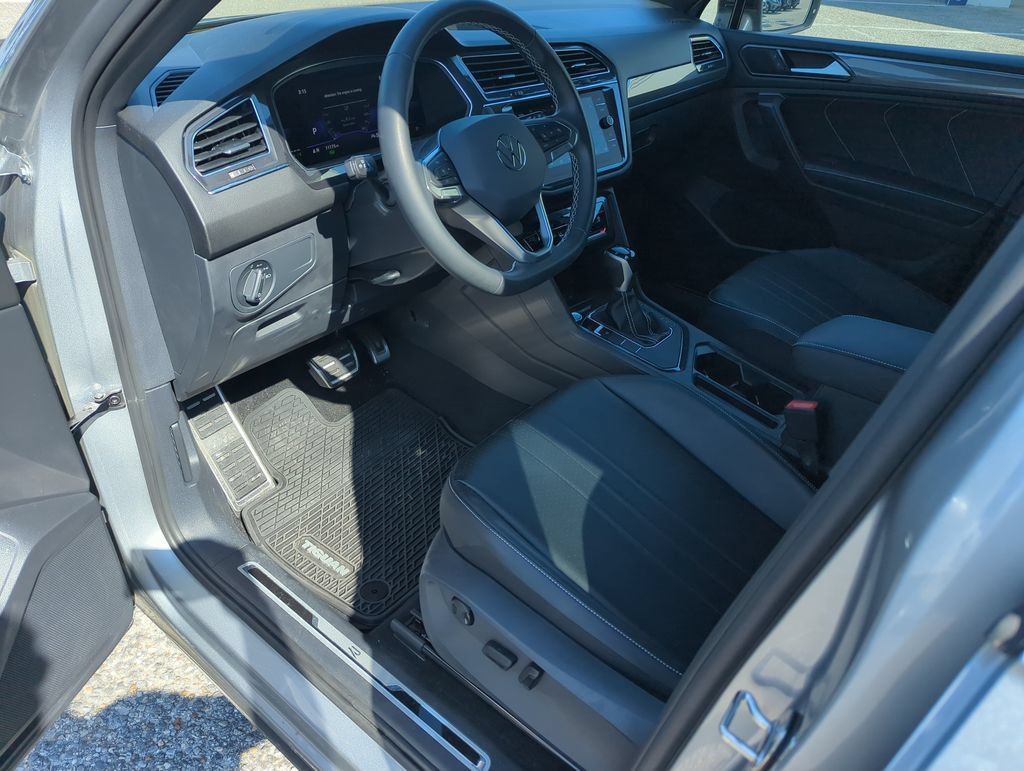 Used 2023 Volkswagen Tiguan SE R-Line FWD image 11