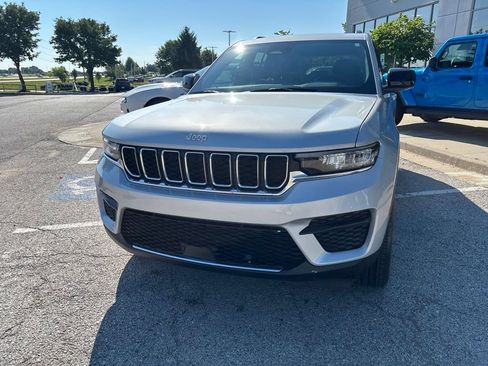Used 2024 Jeep Grand Cherokee Laredo X w/ Luxury Tech Group I AWD/4WD image 11