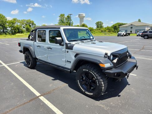 Used 2023 Jeep Gladiator Sport AWD/4WD image 9