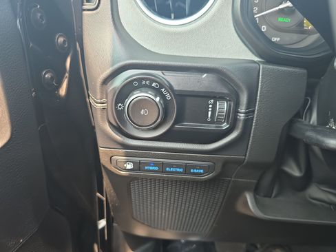 Used 2024 Jeep Wrangler Unlimited Sahara AWD/4WD image 22
