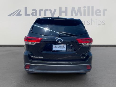 Used 2019 Toyota Highlander XLE FWD image 4