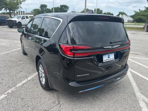 New 2025 Chrysler Pacifica Select w/ Uconnect Theater Family Group image 25