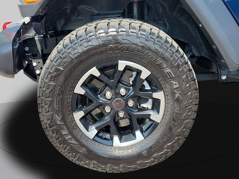 Used 2025 Jeep Gladiator Rubicon w/ Convenience Group AWD/4WD image 9