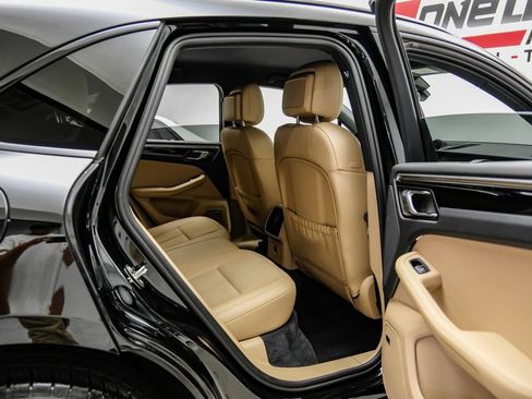 Used 2024 Porsche Macan AWD/4WD image 48