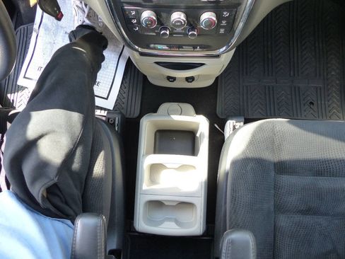 Used 2019 Dodge Grand Caravan SE FWD image 31