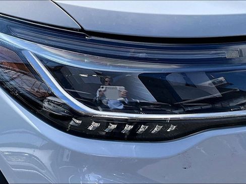 Used 2025 Ford Explorer Active AWD/4WD image 40