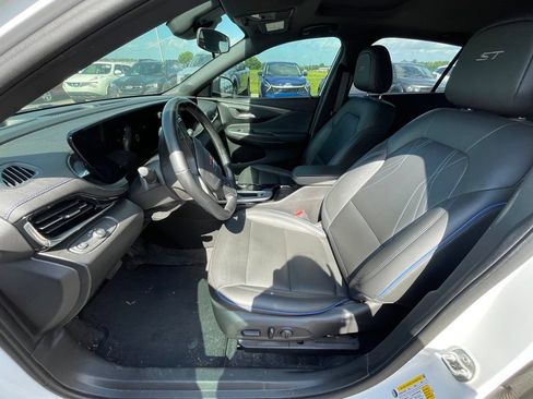 Used 2024 Buick Envista Sport Touring w/ Convenience I Package FWD image 11