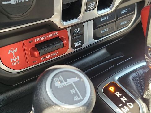 Used 2025 Jeep Gladiator Rubicon w/ Convenience Group AWD/4WD image 23