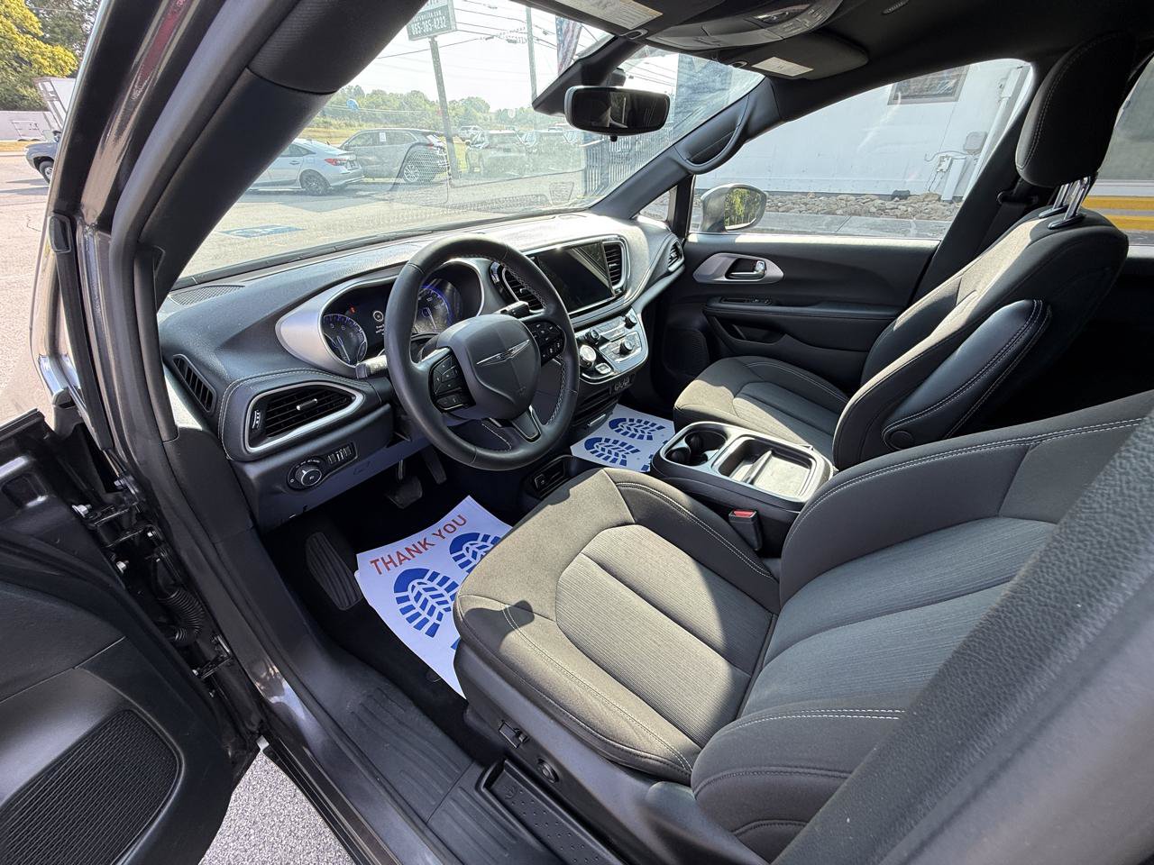 Used 2023 Chrysler Pacifica Touring FWD image 23