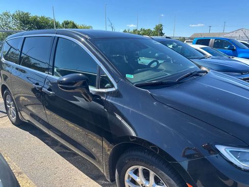 Used 2025 Chrysler Pacifica Select FWD image 28