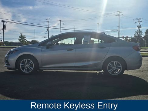 Used 2018 Chevrolet Cruze LT FWD image 4