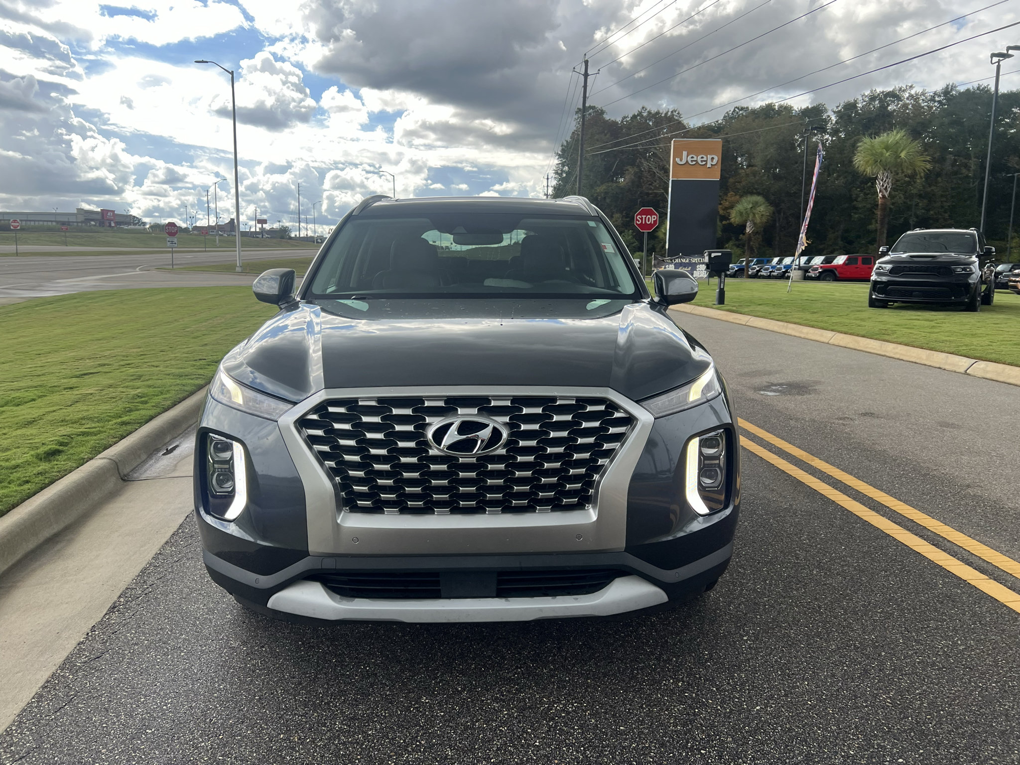 Used 2022 Hyundai Palisade SEL w/ Premium Package FWD image 2