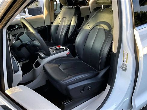 Used 2024 Chrysler Pacifica Limited FWD image 21