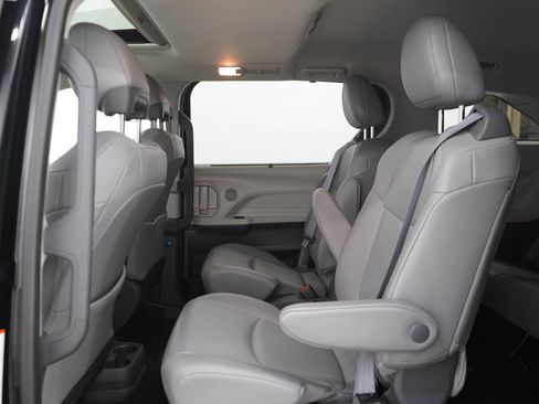 Used 2021 Toyota Sienna XLE AWD/4WD image 16