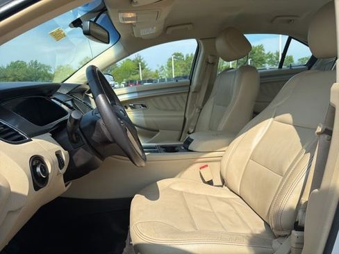 Used 2018 Ford Taurus SEL w/ Equipment Group 201A FWD image 22