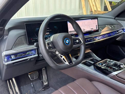 Used 2023 BMW i7 xDrive60 w/ Executive Package 2 AWD/4WD image 14