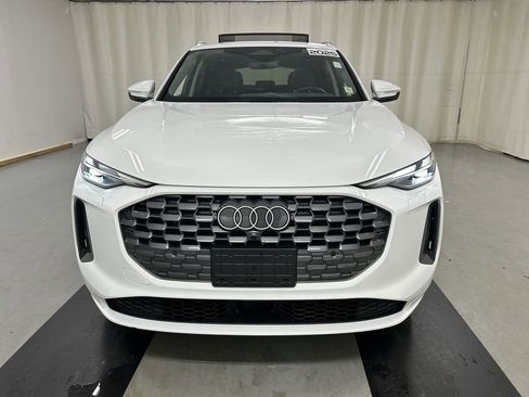 Used 2025 Audi Q5 Premium w/ Convenience Package image 3