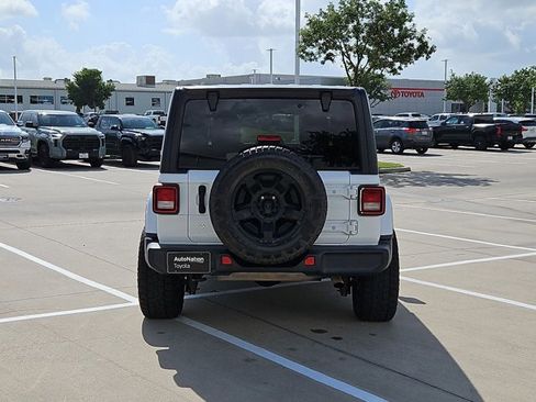 Used 2018 Jeep Wrangler Unlimited Sahara image 7
