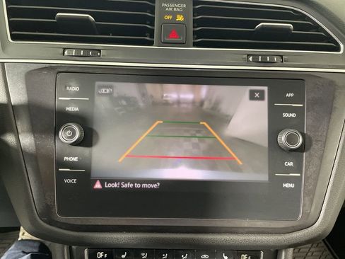 Used 2021 Volkswagen Tiguan SE w/ Panoramic Sunroof Package AWD/4WD image 16