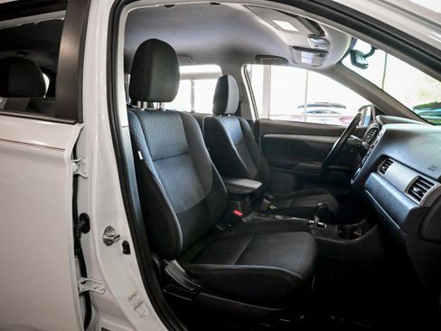 Used 2014 Mitsubishi Outlander SE AWD/4WD image 28