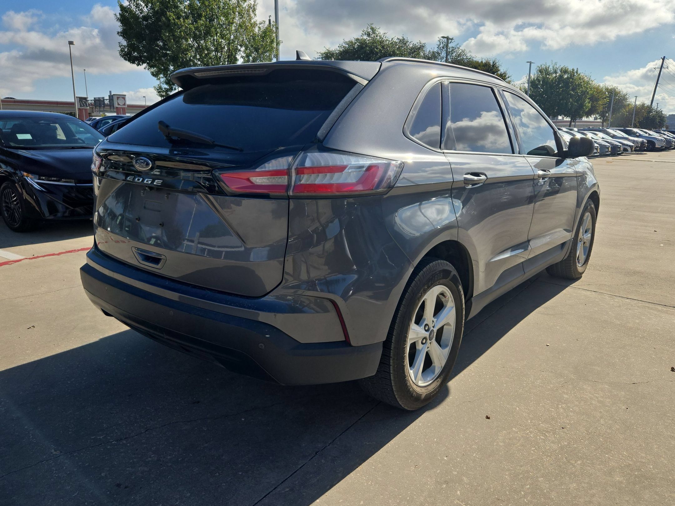 Used 2021 Ford Edge SE FWD image 3