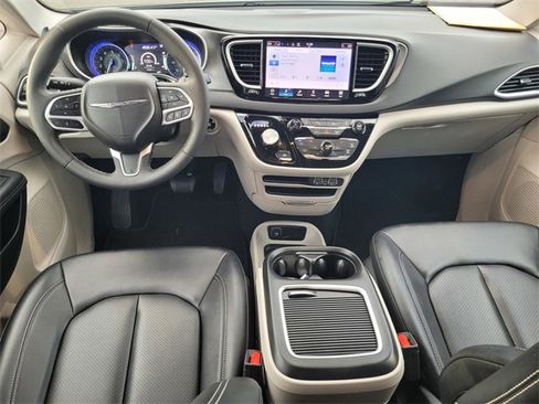 Used 2024 Chrysler Pacifica Touring-L image 16