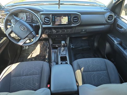 Used 2017 Toyota Tacoma TRD Sport w/ Tow Package AWD/4WD image 9