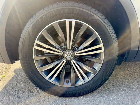 Used 2018 Volkswagen Tiguan SEL AWD/4WD image 14