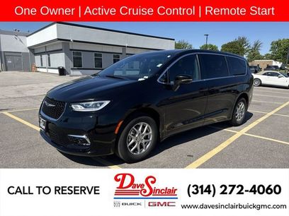 Used 2025 Chrysler Pacifica Select