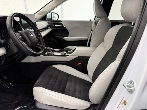 Used 2025 Mitsubishi Outlander SE AWD/4WD image 13