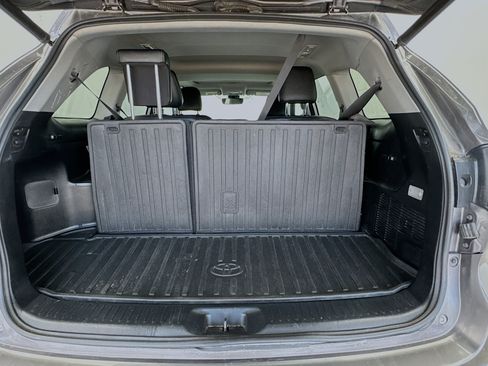 Used 2018 Toyota Highlander SE FWD image 18
