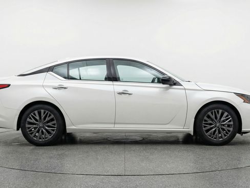 Used 2025 Nissan Altima 2.5 SV image 11