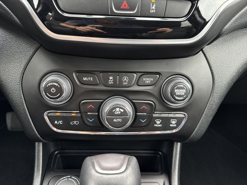 Used 2022 Jeep Cherokee Limited image 21