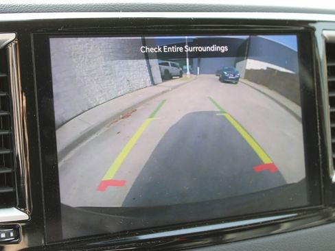 Used 2024 Chrysler Pacifica Touring-L image 8