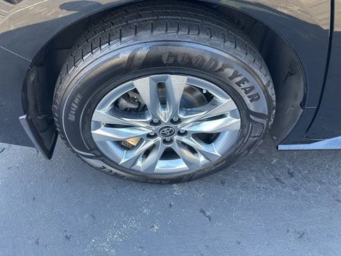 Used 2022 Toyota Sienna Limited image 24